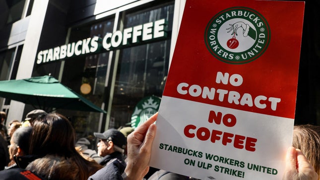 Membros do Starbucks Workers United fazem greve em frente a um Starbucks em Nova York em 16 de novembro. 